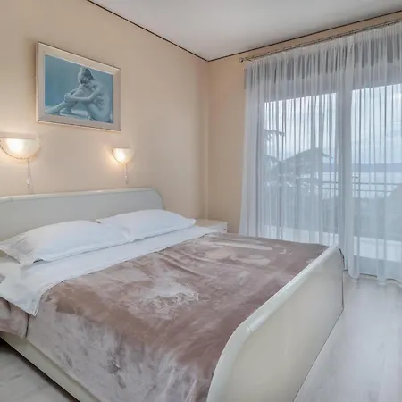2 Bedroom Stunning In Apartment *
