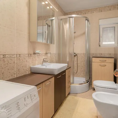 2 Bedroom Stunning In *